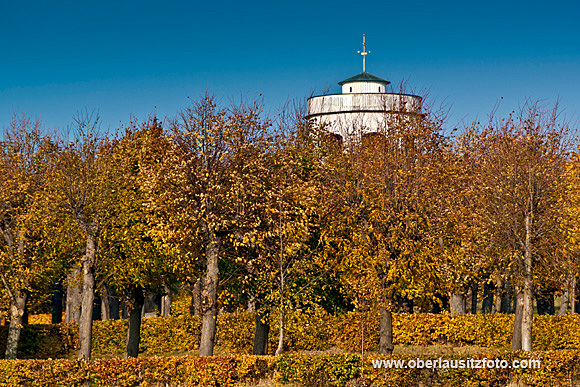 Foto von Peter Hennig PIXELWERKSTATT Hutbergturm in Herrnhut im Herbst